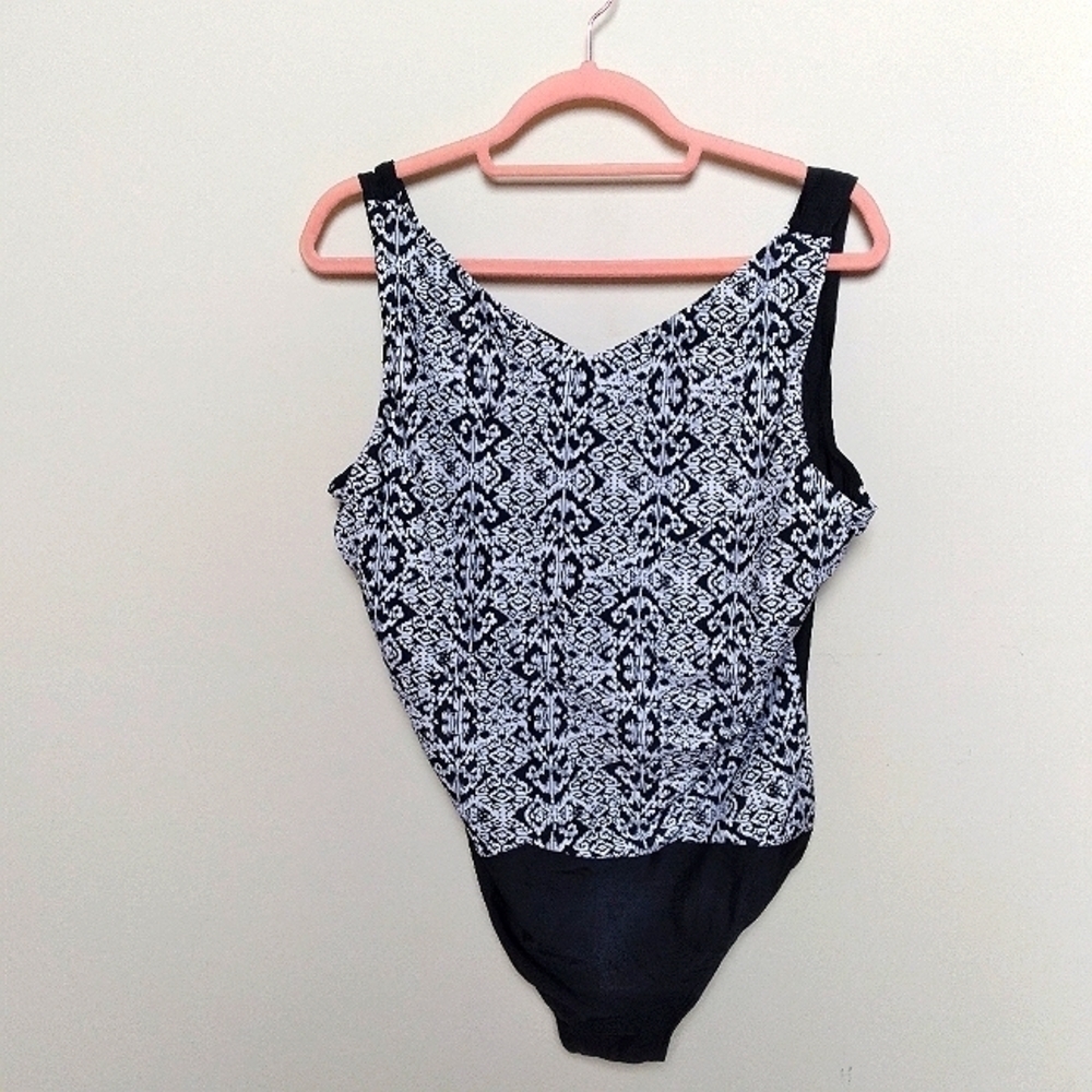 Caribbean Sand Black and White Abstract Print V Neck One Piece Swimsuit Size 18W